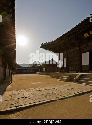 Photo de la cour et des bâtiments du palais royal Gyeongbokgung Banque D'Images