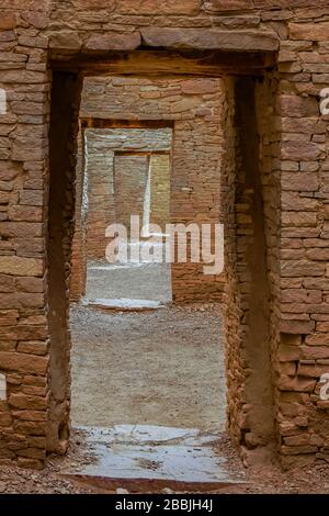 Portes dans une ligne à Pueblo Bonito dans Chaco Culture National Historical Park, Nouveau Mexique, États-Unis Banque D'Images