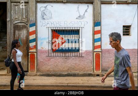 Barbershop et passants, la Havane, Cuba Banque D'Images