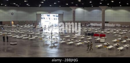 Des centaines de lits d'hôpital couvrent le sol d'un centre médical fédéral COVID-19, centre de secours en cas de pandémie de coronavirus mis en place au Los Angeles Convention Center le 29 mars 2020 à Los Angeles, en Californie. Banque D'Images