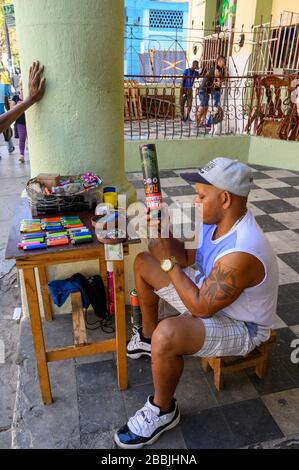 Remplissage des briquets butane, la Havane, Cuba Banque D'Images