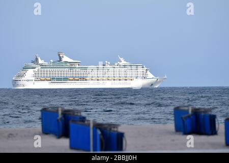 Fort Lauderdale, Floride, États-Unis. 31 mars 2020. Le bateau de croisière de Royal Caribbean Adventure of the Seas est ancré lorsqu'elle attend une plage de Floride après que le directeur du port de Port Everglades a déclaré qu'il était pris complètement à l'aveugle aujourd'hui alors qu'un autre navire de croisière de la Crown Princess est arrivé avec des membres d'équipage qui avaient besoin de medevac. Le 31 mars 2020 à fort Lauderdale, Florida People: Aventure of the Seas Credit: Storms Media Group/Alay Live News Banque D'Images