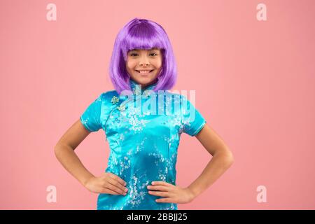 Joyeux enfant dans la robe chinoise traditionnelle. nouvelle année chinoise. Enfant élégant dans les kimono. Robe nationale pour enfant. fête au Japon. Perruque asiatique pour les cheveux violets. Petite fille chinoise dans la perruque violette. Banque D'Images