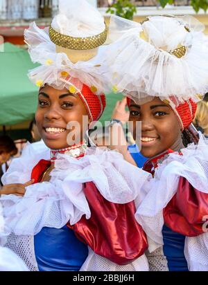 Femmes en costume décoratif de festival, la Havane, Cuba Banque D'Images