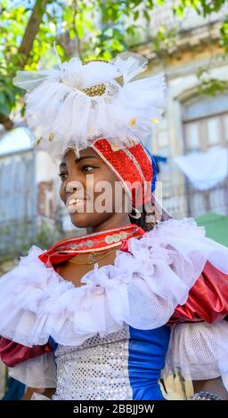 Femmes en costume décoratif de festival, la Havane, Cuba Banque D'Images