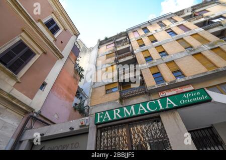 Une farmacia, ou pharmacie, située au rez-de-chaussée d'un appartement résidentiel dans la ville de Brindisi, Italie. Banque D'Images