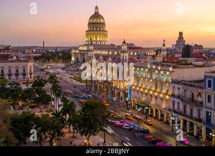 Parque Centrale avec El Capitolio ou le bâtiment du Capitole national, Gran Teatro de la Habana, et l'Hôtel Inglaterra, la Havane, Cuba Banque D'Images