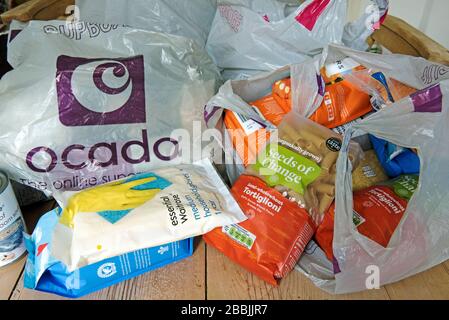 Articles d'épicerie livrés par Ocado dans des sacs sur la table de cuisine Banque D'Images