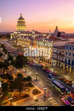 Parque Centrale avec El Capitolio ou le bâtiment du Capitole national, Gran Teatro de la Habana, et l'Hôtel Inglaterra, la Havane, Cuba Banque D'Images