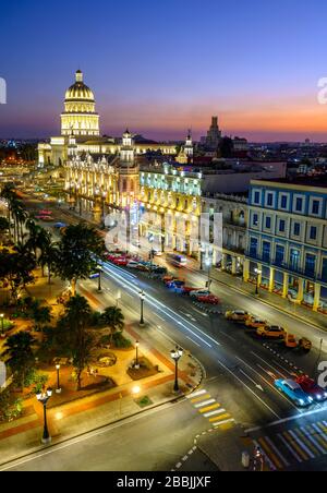 Parque Centrale avec El Capitolio ou le bâtiment du Capitole national, Gran Teatro de la Habana, et l'Hôtel Inglaterra, la Havane, Cuba Banque D'Images