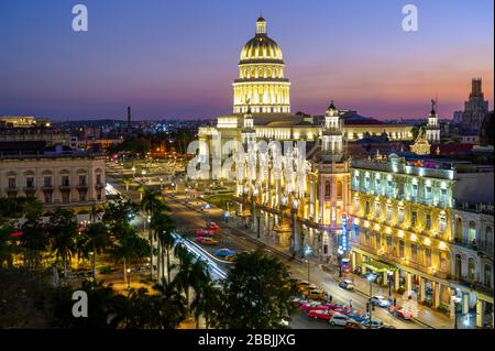 Parque Centrale avec El Capitolio ou le bâtiment du Capitole national, Gran Teatro de la Habana, et l'Hôtel Inglaterra, la Havane, Cuba Banque D'Images