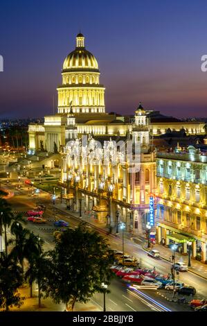 Parque Centrale avec El Capitolio ou le bâtiment du Capitole national, Gran Teatro de la Habana, et l'Hôtel Inglaterra, la Havane, Cuba Banque D'Images