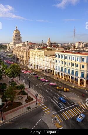 Parque Centrale avec El Capitolio ou le bâtiment du Capitole national, Gran Teatro de la Habana, et l'Hôtel Inglaterra, la Havane, Cuba Banque D'Images