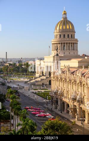 Parque Centrale avec El Capitolio ou le bâtiment du Capitole national, Gran Teatro de la Habana, et l'Hôtel Inglaterra, la Havane, Cuba Banque D'Images