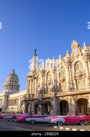 Voitures américaines classiques des années cinquante et El Capitolio, ou le bâtiment du Capitole national, la Havane, Cuba Banque D'Images