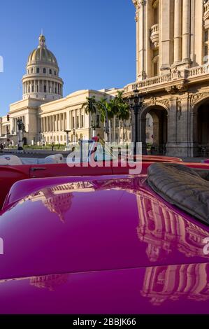 Voitures américaines classiques des années cinquante et El Capitolio, ou le bâtiment du Capitole national, la Havane, Cuba Banque D'Images