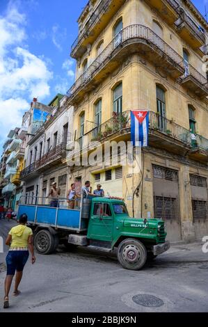 Camion de travail et bâtiment et drapeau au Brésil et Aguacate, la Havane, Cuba Banque D'Images