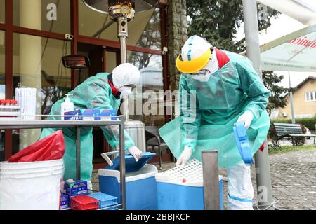 (200331) -- ZAGREB, le 31 mars 2020 (Xinhua) -- le personnel médical se prépare à des essais de conduite à l'Institut d'enseignement de la santé publique Andrija Stampar à Zagreb, Croatie, le 31 mars 2020. Un essai de conduite pratique pour COVID-19 a été lancé ici mardi, car le nombre de cas confirmés de COVID-19 a continué de croître à un rythme régulier. Le siège national de la protection civile de la Croatie a annoncé lors d'un exposé quotidien 77 nouveaux cas de COVID-19, dont le nombre total se trouve au 867. (Emica Elvedji/Pixsell via Xinhua) Banque D'Images