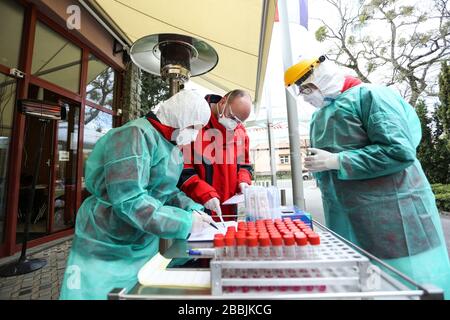 (200331) -- ZAGREB, le 31 mars 2020 (Xinhua) -- le personnel médical se prépare à des essais de conduite à l'Institut d'enseignement de la santé publique Andrija Stampar à Zagreb, Croatie, le 31 mars 2020. Un essai de conduite pratique pour COVID-19 a été lancé ici mardi, car le nombre de cas confirmés de COVID-19 a continué de croître à un rythme régulier. Le siège national de la protection civile de la Croatie a annoncé lors d'un exposé quotidien 77 nouveaux cas de COVID-19, dont le nombre total se trouve au 867. (Emica Elvedji/Pixsell via Xinhua) Banque D'Images