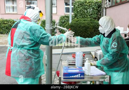 (200331) -- ZAGREB, le 31 mars 2020 (Xinhua) -- le personnel médical se prépare à des essais de conduite à l'Institut d'enseignement de la santé publique Andrija Stampar à Zagreb, Croatie, le 31 mars 2020. Un essai de conduite pratique pour COVID-19 a été lancé ici mardi, car le nombre de cas confirmés de COVID-19 a continué de croître à un rythme régulier. Le siège national de la protection civile de la Croatie a annoncé lors d'un exposé quotidien 77 nouveaux cas de COVID-19, dont le nombre total se trouve au 867. (Emica Elvedji/Pixsell via Xinhua) Banque D'Images