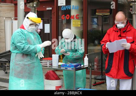 (200331) -- ZAGREB, le 31 mars 2020 (Xinhua) -- le personnel médical se prépare à des essais de conduite à l'Institut d'enseignement de la santé publique Andrija Stampar à Zagreb, Croatie, le 31 mars 2020. Un essai de conduite pratique pour COVID-19 a été lancé ici mardi, car le nombre de cas confirmés de COVID-19 a continué de croître à un rythme régulier. Le siège national de la protection civile de la Croatie a annoncé lors d'un exposé quotidien 77 nouveaux cas de COVID-19, dont le nombre total se trouve au 867. (Emica Elvedji/Pixsell via Xinhua) Banque D'Images