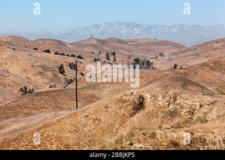 Vue sur le canyon de Bane et les montagnes de San Bernardino au loin, Chino Hills State Park, Chino, Californie, États-Unis, Amérique du Nord, couleur Banque D'Images