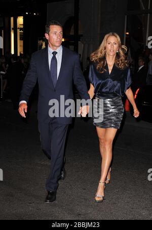 Manhattan, États-Unis d'Amérique. 10 septembre 2010. NEW YORK - SEPTEMBRE 09: Chris Cuomo et épouse Cristina Cuomo à la réouverture de la boutique CHANEL Soho à la boutique Chanel Soho le 9 septembre 2010 à New York. Personnes: Chris Cuomo et Cristina Cuomo crédit: Storms Media Group/Alay Live News Banque D'Images