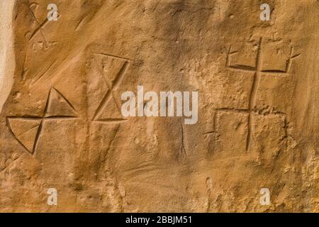 Pétroglyphes stylisés sculptés par les peuples ancestraux de Pueblo, le long de la piste des pétroglyphes dans le parc historique national de la culture Chaco, Nouveau-Mexique, États-Unis Banque D'Images