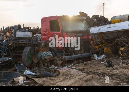 Les restes d'une cabine de camion, de roues et de moteurs dans un jardin en junkyard près de Sierra de Fuentes, Extremadura, Espagne. Banque D'Images