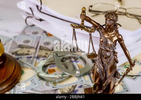 Balance de la justice dans une salle d'audience avec billet de poche de police du dollar américain dans le dossier de page Banque D'Images