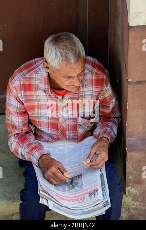 Mans vendant des journaux, Granma est le journal officiel du Comité central du Parti communiste cubain, la Havane, Cuba Banque D'Images