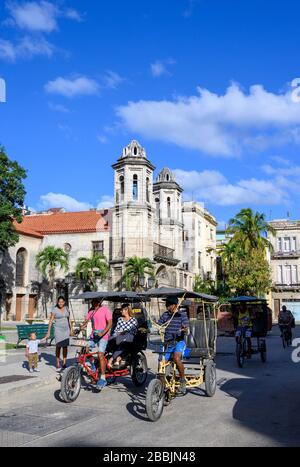 Des taxis à vélo à Iglesia del Santo Cristo del Buen Viaje sont situés à la Havane Vieja, la Havane, Cuba Banque D'Images