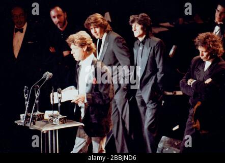 LA QUATRIÈME CÉRÉMONIE ANNUELLE DU ROCK 'N' ROLL HALL OF FAME A EU LIEU AVEC DION , OTIS REDDING , LES PIERRES À ROULEMENT , LA TENTATION ET STEVIE WONDER COMME INDUTEES À L'HÔTEL WALDORF ASTORIA , NEW YORK CITY 01-18-1989 PHOTO DE MICHAEL BRITO MICK JAGGER AVEC KEITH RICHARDS ET RON WOOD Banque D'Images