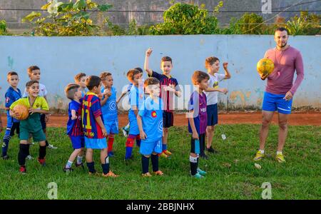 Garçons jouant au football, Vinales, Pinar del Rio Province, Cuba Banque D'Images