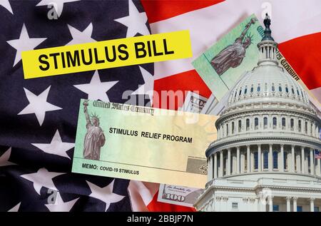 PROGRAMME de RELANCE économique des États-Unis Bill Coronavirus Global Pandemia Covid 19 verrouillage financier du gouvernement US 100 dollars facture la monnaie sur le drapeau américain Banque D'Images