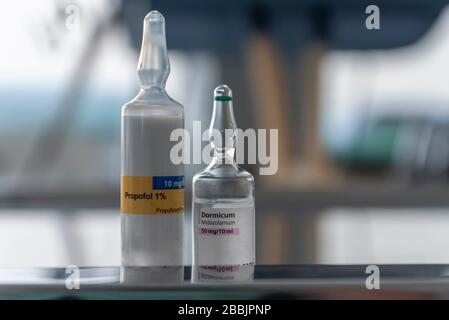 Flacon de Propofol et flacon de Dormicum, drogues injectables utilisées pour la sédation pour un patient ventilé mécaniquement Banque D'Images