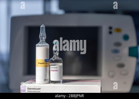 Flacon de Propofol et flacon de Dormicum, drogues injectables utilisées pour la sédation pour un patient ventilé mécaniquement Banque D'Images