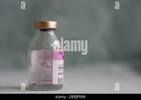 Flacon vide d'antibiotiques, drogues injectables utilisées dans le traitement des patients atteints de pneumonie causée par le covid du coronavirus 19. Banque D'Images