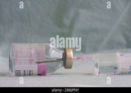 Flacon d'antibiotiques avec seringue et aiguille , drogues injectables utilisées dans le traitement des patients atteints de pneumonie causée par le covid du coronavirus 19. Banque D'Images