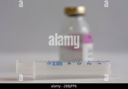 Gros plan de la seringue, sur le flacon d'antibiotiques en arrière-plan, les drogues injectables utilisées dans le traitement des patients atteints de pneumonie causée par le covid du coronavirus 19. Banque D'Images