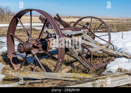 Gros plan sur les roues de wagon en acier abandonnées dans un champ en Saskatchewan Banque D'Images