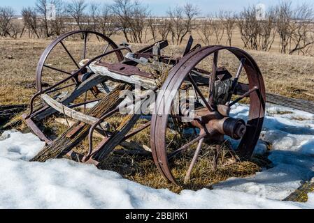 Gros plan sur les roues de wagon en acier abandonnées dans un champ en Saskatchewan Banque D'Images