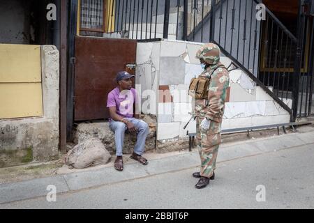 Johannesburg, Afrique du Sud. 31 mars 2020. Un soldat demande à un citoyen la raison pour laquelle il est dans la rue à Johannesburg, en Afrique du Sud, le 31 mars 2020. Le président sud-africain Cyril Ramaphosa a défendu lundi les 21 jours de maintien national contre la pandémie de coronavirus qui a commencé jeudi à minuit, en disant que c'est "absolument nécessaire". Crédit: Yeshiel Panchia/Xinhua/Alay Live News Banque D'Images