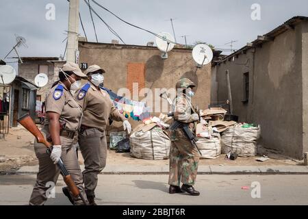 Johannesburg, Afrique du Sud. 31 mars 2020. Policiers et patrouille de soldats dans une rue à Johannesburg, Afrique du Sud, 31 mars 2020. Le président sud-africain Cyril Ramaphosa a défendu lundi les 21 jours de maintien national contre la pandémie de coronavirus qui a commencé jeudi à minuit, en disant que c'est "absolument nécessaire". Crédit: Yeshiel Panchia/Xinhua/Alay Live News Banque D'Images