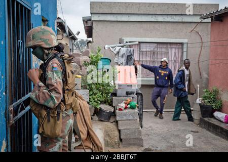 Johannesburg, Afrique du Sud. 31 mars 2020. Un soldat patrouille dans une communauté à Johannesburg, en Afrique du Sud, le 31 mars 2020. Le président sud-africain Cyril Ramaphosa a défendu lundi les 21 jours de maintien national contre la pandémie de coronavirus qui a commencé jeudi à minuit, en disant que c'est "absolument nécessaire". Crédit: Yeshiel Panchia/Xinhua/Alay Live News Banque D'Images