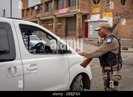 Johannesburg, Afrique du Sud. 31 mars 2020. Un policier contrôle une voiture à Johannesburg, en Afrique du Sud, le 31 mars 2020. Le président sud-africain Cyril Ramaphosa a défendu lundi les 21 jours de maintien national contre la pandémie de coronavirus qui a commencé jeudi à minuit, en disant que c'est "absolument nécessaire". Crédit: Yeshiel Panchia/Xinhua/Alay Live News Banque D'Images