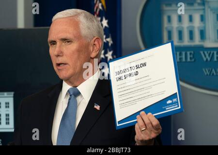 Washington DC, États-Unis. 31 mars 2020. 31 mars 2020 - Washington, DC, États-Unis: Le vice-président des États-Unis, Mike Pence, participe à une séance d'information des membres du Groupe de travail sur le coronavirus à la Maison Blanche. Crédit: Chris Kleponis/Pool via CNP /MediaPunch crédit: MediaPunch Inc/Alay Live News Banque D'Images
