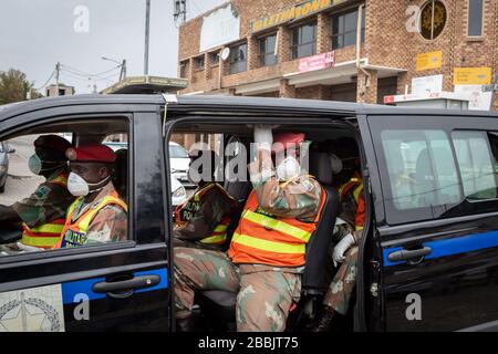 Johannesburg, Afrique du Sud. 31 mars 2020. Les soldats patrouillent dans une rue en voiture à Johannesburg, en Afrique du Sud, le 31 mars 2020. Le président sud-africain Cyril Ramaphosa a défendu lundi les 21 jours de maintien national contre la pandémie de coronavirus qui a commencé jeudi à minuit, en disant que c'est "absolument nécessaire". Crédit: Yeshiel Panchia/Xinhua/Alay Live News Banque D'Images