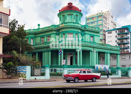 Architecture Vedado, et voiture classique, la Havane, Cuba Banque D'Images