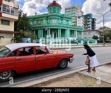 La femme salue un trajet en taxi collectivo, Vedado, la Havane, Cuba Banque D'Images